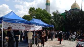 pengurus Masjid Nurul Huda Munjul Jaya menggelar kegiatan makan gratis bagi masyarakat dan jamaah.