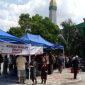 pengurus Masjid Nurul Huda Munjul Jaya menggelar kegiatan makan gratis bagi masyarakat dan jamaah.