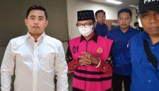 ktivis Sumenep Ahmad Efendi (Kemeja Putih). 