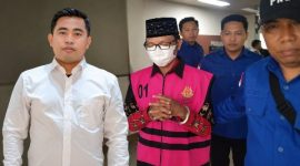 Aktivis Sumenep Ahmad Efendi (Kemeja Putih). 