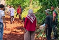 pemulihan ekonomi masyarakat dengan membangun bahu jalan dan drainase yang berlokasi di RT 011 RW 02, Jum'at (24/4/2026).