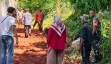 pemulihan ekonomi masyarakat dengan membangun bahu jalan dan drainase yang berlokasi di RT 011 RW 02, Jum'at (24/4/2026).