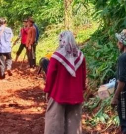 Pemerintah Desa Cigelam Ngaronjat Laksanakan Padat Karya Tunai, Bangun Bahu Jalan dan Drainase