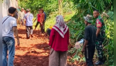 pemulihan ekonomi masyarakat dengan membangun bahu jalan dan drainase yang berlokasi di RT 011 RW 02, Jum'at (24/4/2026).