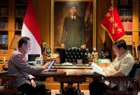 Presiden Prabowo Subianto bertemu Kapolri Listyo Sigit Prabowo di Hambalang, Bogor, membahas isu keamanan nasional dan program strategis Kepolisian.