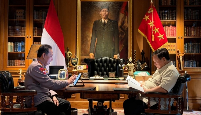 Presiden Prabowo Subianto bertemu Kapolri Listyo Sigit Prabowo di Hambalang, Bogor, membahas isu keamanan nasional dan program strategis Kepolisian.