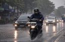 Ilustrasi pengendara melintas di tengah hujan deras, seiring peringatan BMKG terkait potensi hujan lebat di sejumlah wilayah Indonesia.