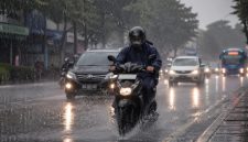 Ilustrasi pengendara melintas di tengah hujan deras, seiring peringatan BMKG terkait potensi hujan lebat di sejumlah wilayah Indonesia.