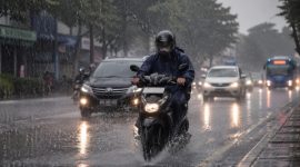 Ilustrasi pengendara melintas di tengah hujan deras, seiring peringatan BMKG terkait potensi hujan lebat di sejumlah wilayah Indonesia.