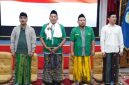 Bupati Bangkalan Lukman Hakim (kiri) di acara kunjungan GP Ansor dalam rangka napak tilas Harlah ke-92 GP Ansor di Pendopo Agung Bangkalan.