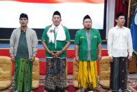 Bupati Bangkalan Lukman Hakim (kiri) di acara kunjungan GP Ansor dalam rangka napak tilas Harlah ke-92 GP Ansor di Pendopo Agung Bangkalan.