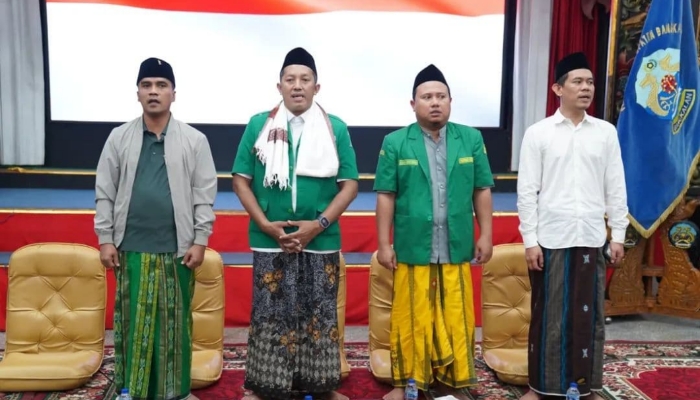 Bupati Bangkalan Lukman Hakim (kiri) di acara kunjungan GP Ansor dalam rangka napak tilas Harlah ke-92 GP Ansor di Pendopo Agung Bangkalan.