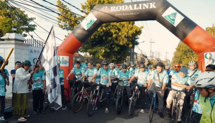 Ratusan peserta mengikuti kegiatan gowes rute Bangkalan–Jombang dalam rangka peringatan Harlah ke-92 GP Ansor, Minggu (26/04/2026).