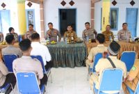 Kapolres Sumenep berdialog langsung dengan warga Desa Babalan dalam kegiatan Curhat Kamtibmas untuk menyerap aspirasi terkait keamanan lingkungan.