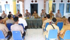 Kapolres Sumenep berdialog langsung dengan warga Desa Babalan dalam kegiatan Curhat Kamtibmas untuk menyerap aspirasi terkait keamanan lingkungan.