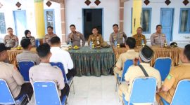 Kapolres Sumenep berdialog langsung dengan warga Desa Babalan dalam kegiatan Curhat Kamtibmas untuk menyerap aspirasi terkait keamanan lingkungan.