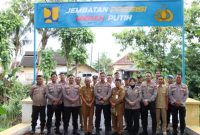 Kapolres Sumenep bersama anggota dan warga bergotong royong memperbaiki jembatan rusak di Desa Babbalan, Kecamatan Batuan.