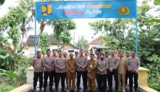 Kapolres Sumenep bersama anggota dan warga bergotong royong memperbaiki jembatan rusak di Desa Babbalan, Kecamatan Batuan.