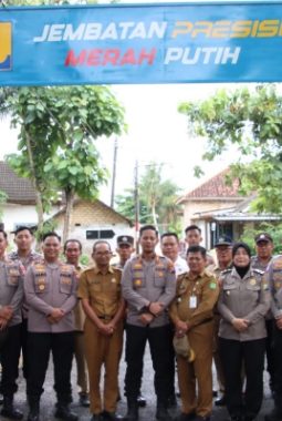 Kapolres Sumenep Pimpin Perbaikan Jembatan di Babbalan, Aktivitas Warga Kembali Lancar