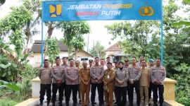 Kapolres Sumenep bersama anggota dan warga bergotong royong memperbaiki jembatan rusak di Desa Babbalan, Kecamatan Batuan.