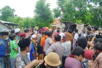 Petugas kepolisian bersama warga saat melakukan evakuasi korban dari dalam sumur di Desa Aengdake, Kecamatan Bluto, Sumenep.