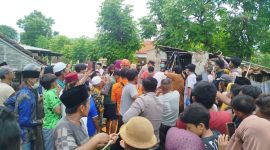 Petugas kepolisian bersama warga saat melakukan evakuasi korban dari dalam sumur di Desa Aengdake, Kecamatan Bluto, Sumenep.