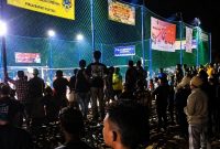 Suasana penonton berhamburan saat terjadi kericuhan dalam pertandingan bola voli Piala Bupati Cup Sumenep.