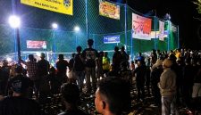 Suasana penonton berhamburan saat terjadi kericuhan dalam pertandingan bola voli Piala Bupati Cup Sumenep.