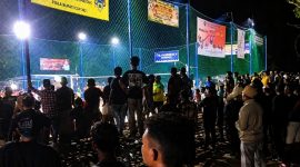 Suasana penonton berhamburan saat terjadi kericuhan dalam pertandingan bola voli Piala Bupati Cup Sumenep.
