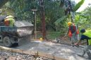 Pekerja tengah meratakan adukan beton dalam proyek rabat jalan lingkungan di Gang H. Ilham, Desa Cikopo, Purwakarta.