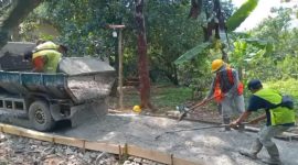Pekerja tengah meratakan adukan beton dalam proyek rabat jalan lingkungan di Gang H. Ilham, Desa Cikopo, Purwakarta.