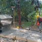 Pekerja tengah meratakan adukan beton dalam proyek rabat jalan lingkungan di Gang H. Ilham, Desa Cikopo, Purwakarta.