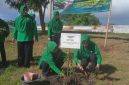 Ketua Persit KCK Cabang XLVI Kodim 0827/Sumenep bersama anggota saat melakukan penanaman pohon di Desa Kalianget Timur.