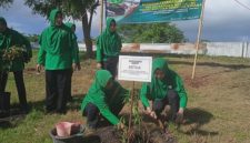 Ketua Persit KCK Cabang XLVI Kodim 0827/Sumenep bersama anggota saat melakukan penanaman pohon di Desa Kalianget Timur.