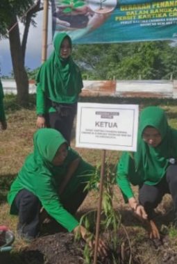 Persit Kodim Sumenep Tanam Pohon di Kalianget, Peringati HUT ke-80 dengan Aksi Lingkungan