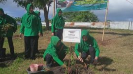 Ketua Persit KCK Cabang XLVI Kodim 0827/Sumenep bersama anggota saat melakukan penanaman pohon di Desa Kalianget Timur.