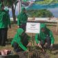 Ketua Persit KCK Cabang XLVI Kodim 0827/Sumenep bersama anggota saat melakukan penanaman pohon di Desa Kalianget Timur.
