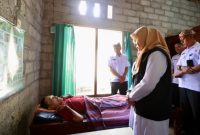 Bupati Banyuwangi Ipuk Fiestiandani saat menjalankan program Bunga Desa dengan memberikan layanan langsung kepada masyarakat di Kecamatan Purwoharjo.