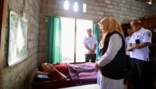 Bupati Banyuwangi Ipuk Fiestiandani saat menjalankan program Bunga Desa dengan memberikan layanan langsung kepada masyarakat di Kecamatan Purwoharjo.