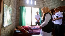 Bupati Banyuwangi Ipuk Fiestiandani saat menjalankan program Bunga Desa dengan memberikan layanan langsung kepada masyarakat di Kecamatan Purwoharjo.