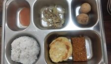 MBG yang dikeluhkan wali murid karena diduga tidak layak konsumsi dan tidak sesuai standar gizi.