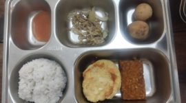 MBG yang dikeluhkan wali murid karena diduga tidak layak konsumsi dan tidak sesuai standar gizi.