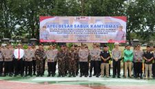 Kapolres Sumenep AKBP Anang Hardiyanto foto bersama usai memimpin Apel Besar Sabuk Kamtibmas di Lapangan Apel Tribrata Polres Sumenep, Kamis (30/4/2026), guna memperkuat sinergi Polri dan masyarakat dalam menjaga keamanan wilayah.