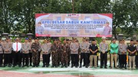 Kapolres Sumenep AKBP Anang Hardiyanto foto bersama usai memimpin Apel Besar Sabuk Kamtibmas di Lapangan Apel Tribrata Polres Sumenep, Kamis (30/4/2026), guna memperkuat sinergi Polri dan masyarakat dalam menjaga keamanan wilayah.