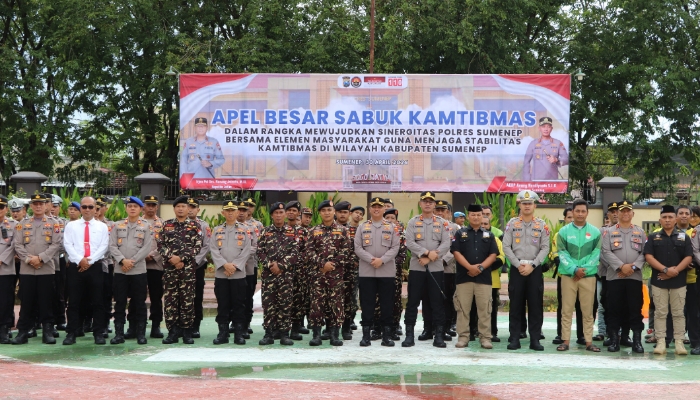 Kapolres Sumenep AKBP Anang Hardiyanto foto bersama usai memimpin Apel Besar Sabuk Kamtibmas di Lapangan Apel Tribrata Polres Sumenep, Kamis (30/4/2026), guna memperkuat sinergi Polri dan masyarakat dalam menjaga keamanan wilayah.