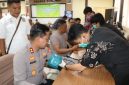 Kapolres Polres Sumenep menjalani pemeriksaan kesehatan berkala oleh tim Biddokkes Polda Jatim di Aula Sanika Satyawada, Kamis (30/4/2026).