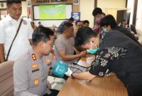Kapolres Polres Sumenep menjalani pemeriksaan kesehatan berkala oleh tim Biddokkes Polda Jatim di Aula Sanika Satyawada, Kamis (30/4/2026).