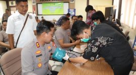 Kapolres Polres Sumenep menjalani pemeriksaan kesehatan berkala oleh tim Biddokkes Polda Jatim di Aula Sanika Satyawada, Kamis (30/4/2026).