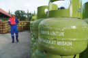 Petugas melakukan pengecekan distribusi LPG 3 kilogram bersubsidi di salah satu pangkalan di Kabupaten Lumajang.