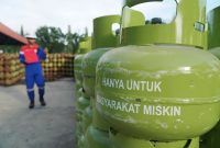 Petugas melakukan pengecekan distribusi LPG 3 kilogram bersubsidi di salah satu pangkalan di Kabupaten Lumajang.